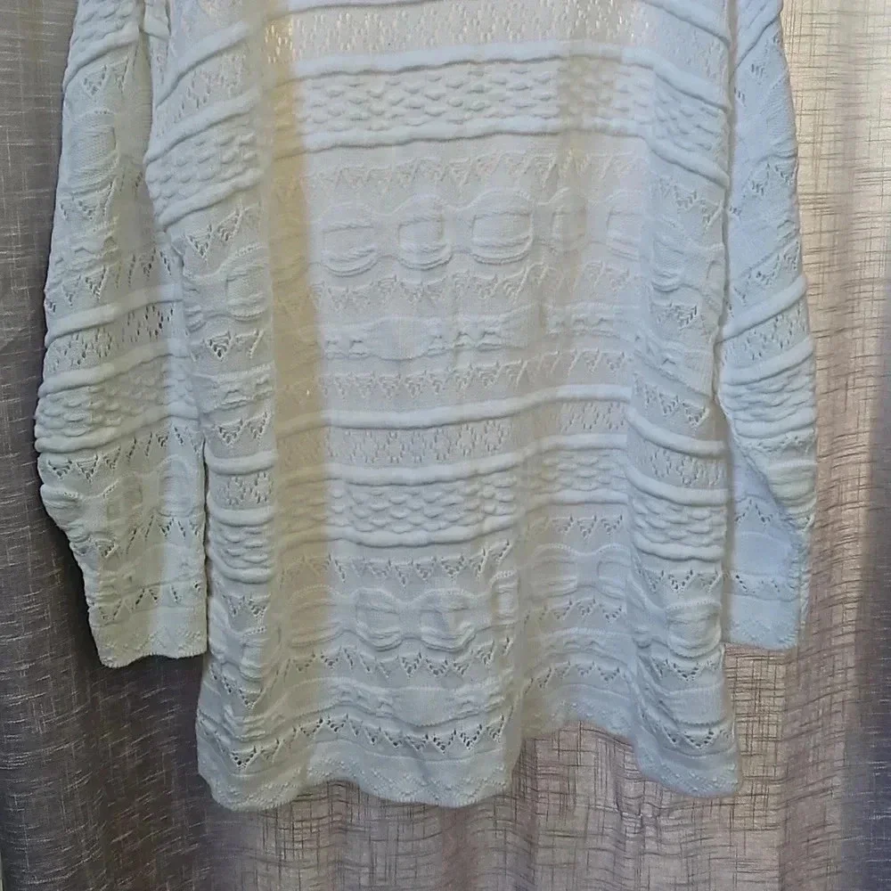 WHITE SWEATER